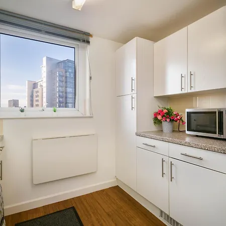 Charming 2-bedroom In Leeds